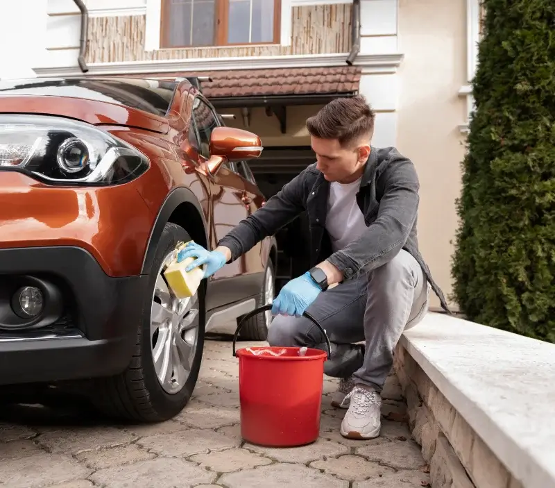 Lavage auto à domicile Saint-Aunès : professionnel intervenant sur un véhicule